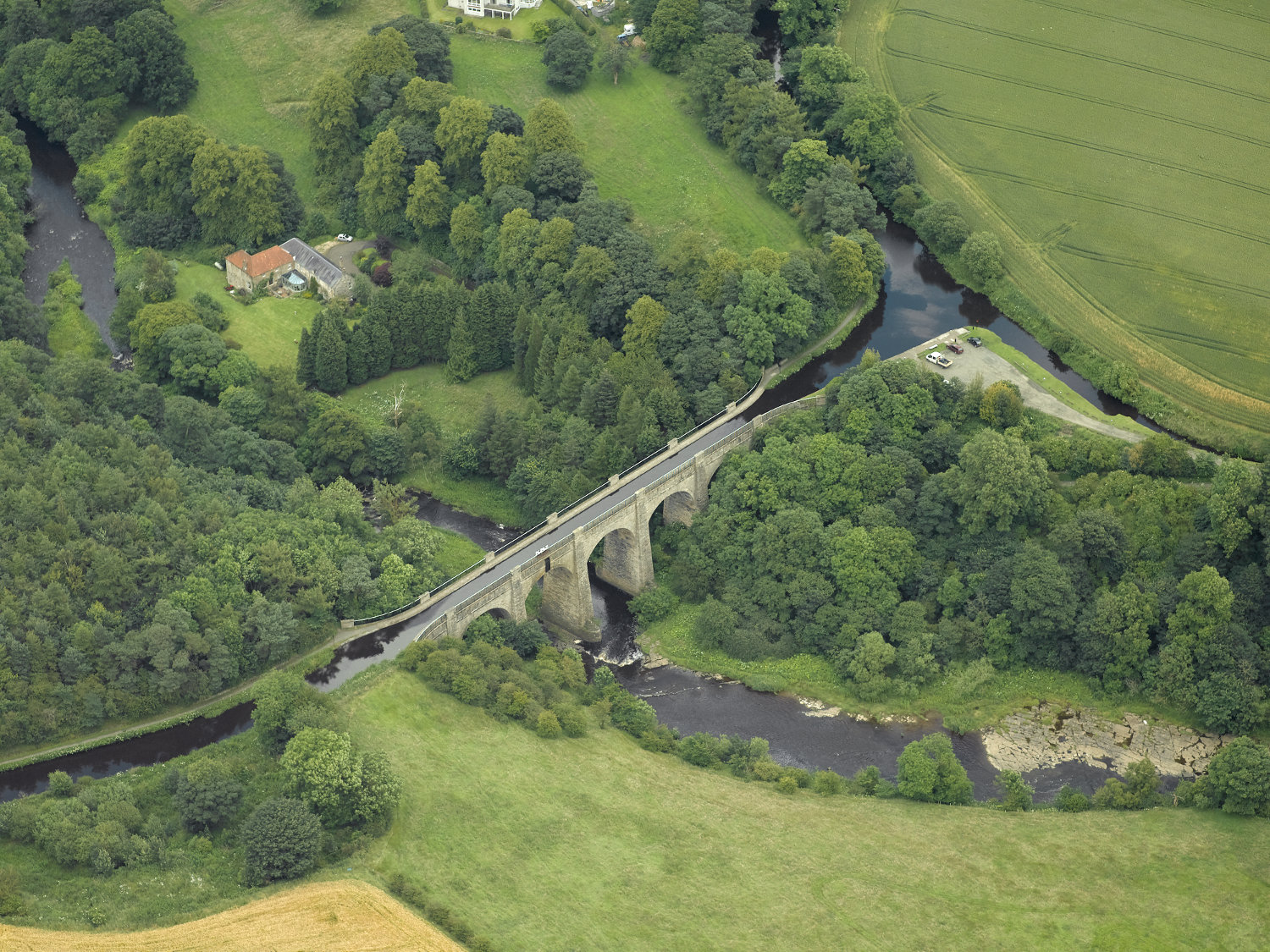 Aerial view of Almond Aqueduct and canal feeder (c) Crown Copyright Historic Environment Scotland