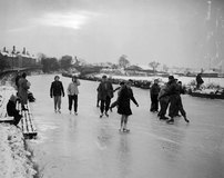 Skating on the canal at Linlithgow